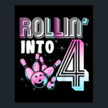 Affiche Kids Bowler Rollin’ Into 4 Bowling 4th Birthday Ki<br><div class="desc">Enfants Bowler Rollin’ Into 4 Bowling 4e anniversaire Anniversaire de enfant</div>