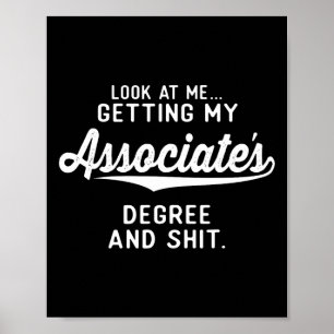 Affiche La graduation lui donne son diplôme d'ociate