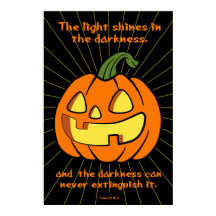 La lumière brille dans l'obscurité Jack-o-lanterne