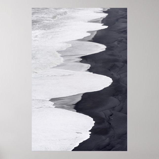 Affiche La marée déferle sur la plage noire (Devant)