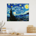Affiche La nuit étoilée par Vincent Van Gogh<br><div class="desc">Le tableau est dominé par un ciel nocturne rempli d'étoiles et de lune. Il occupe les trois quarts de l'image et semble turbulent, voire agité, avec des motifs intensément tourbillonnants qui semblent rouler à travers sa surface comme des vagues. Il est tapissé d'orbes brillantes, dont la lune du croissant à...</div>