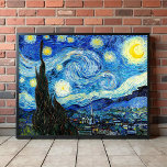 Affiche La nuit étoilée par Vincent Van Gogh<br><div class="desc">Le tableau est dominé par un ciel nocturne rempli d'étoiles et de lune. Il occupe les trois quarts de l'image et semble turbulent, voire agité, avec des motifs intensément tourbillonnants qui semblent rouler à travers sa surface comme des vagues. Il est tapissé d'orbes brillantes, dont la lune du croissant à...</div>