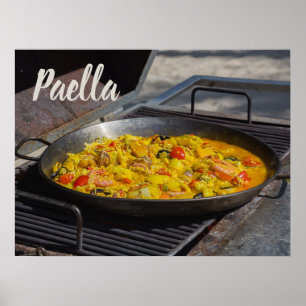 Affiche La paella est cuite sur un cadeau grill pour le ch