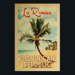 Affiche La Romana Palm Tree Vintage voyage<br><div class="desc">Un imprimé d'art moderne et rétro unique de la République Dominicaine La Romana dans un style d'affiche de voyage vintage. Il dispose d'un palmier incurvé sur une plage de sable avec l'océan sous un ciel bleu nuageux.</div>