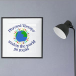 Affiche La thérapie physique fait tourner le monde<br><div class="desc">La thérapie physique fait tourner le monde. Un joli cadeau de physiothérapeute avec une citation inspirante pour un PT.</div>