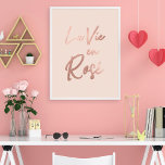 Affiche La Vie en rose French Quota Rose Gold Pink<br><div class="desc">Ce design de typographie élégant et chic est parfait pour la femme branchée et élégante. Il présente une feuille d'or rose imitation française, "La vie en rose", signifiant "La vie en rose". C'est un design mignon, girly et élégant. ***REMARQUE IMPORTANTE DE CONCEPTION : Pour toute demande de conception personnalisée, comme...</div>