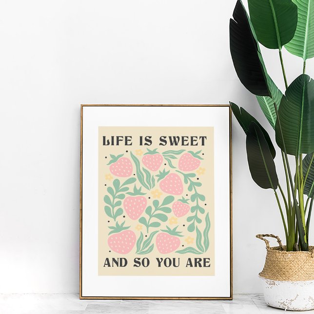 Affiche La vie est des fraises douces Citation inspirante (Life is Sweet Strawberries Inspirational Quote Poster in a golden frame next to a large green plant.)