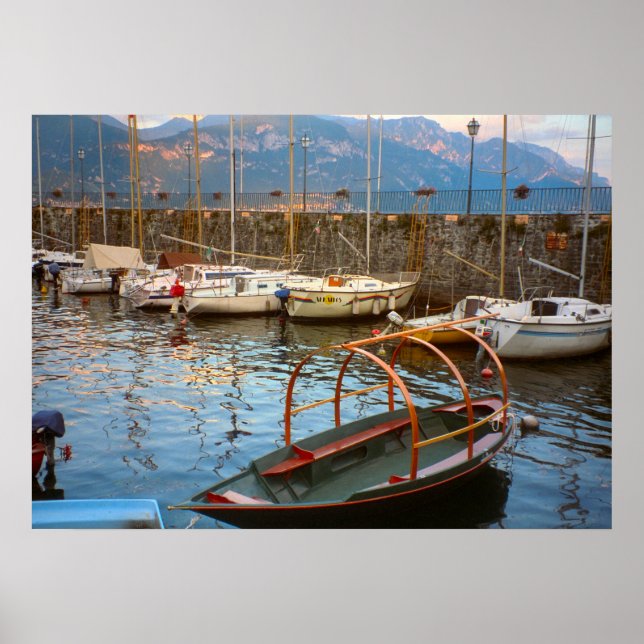 Affiche Lac de Côme, Bateau traditionnel dans la marina (Devant)