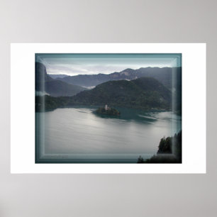 Affiche Lac saigné, vue de ci-dessus avec le château