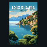 Affiche Lago di Garda Italia Travel Art Vintage<br><div class="desc">Design vectoriel du lac de Garde. Le lac de Garde,  dans le nord de l'Italie,  est connu pour ses eaux cristallines. A l'extrémité sud,  la ville de Sirmione est dominée par la Rocca Scaligera,  une forteresse avec vue sur le port.</div>