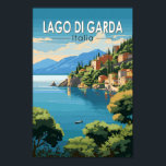Affiche Lago di Garda Italia Travel Art Vintage<br><div class="desc">Design vectoriel du lac de Garde. Le lac de Garde,  dans le nord de l'Italie,  est connu pour ses eaux cristallines. A l'extrémité sud,  la ville de Sirmione est dominée par la Rocca Scaligera,  une forteresse avec vue sur le port.</div>