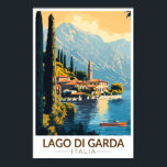 Affiche Lago di Garda Italia Travel Art Vintage<br><div class="desc">Design vectoriel du lac de Garde. Le lac de Garde,  dans le nord de l'Italie,  est connu pour ses eaux cristallines. A l'extrémité sud,  la ville de Sirmione est dominée par la Rocca Scaligera,  une forteresse avec vue sur le port.</div>