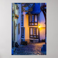 Lampe de rue allumée sur une rue pavée