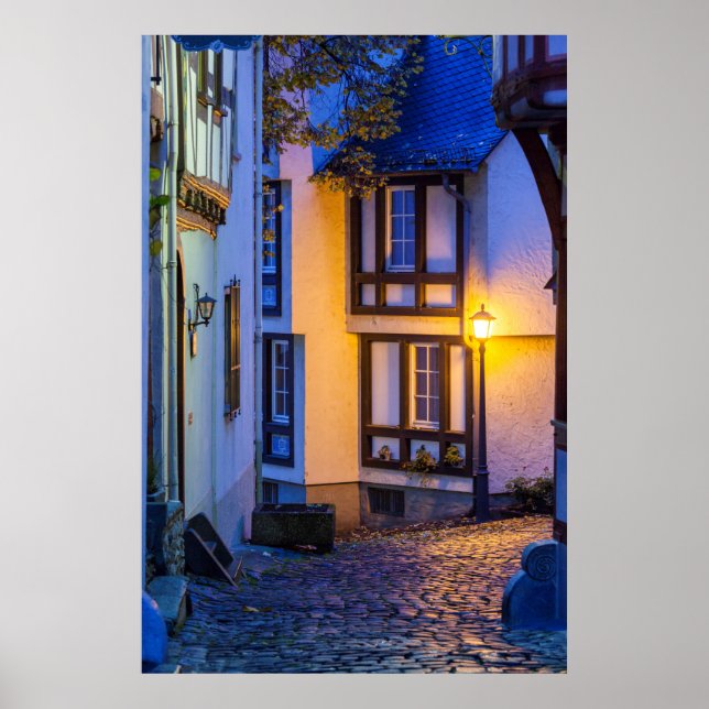 Affiche Lampe de rue Lit sur la rue Cobbled (Devant)