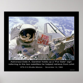 Affiche L'astronaute Dale A. Gardner brandit le panneau "À