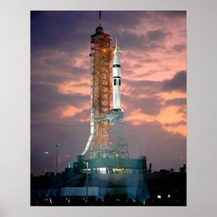 Affiche L'aube se brise derrière ASTP Saturn IB CDDT
