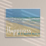Affiche Le bonheur est une plage chaude et amusante Maison<br><div class="desc">Belle affiche de la plage avec une belle photo de bord de mer représentant un joli bécasseau de sable debout au bord des vagues de l'océan par une journée ensoleillée d'été. Le bonheur est une plage chaude. Un joli imprimé insulaire avec un jeu amusant sur les mots. Soyez heureux, vous...</div>