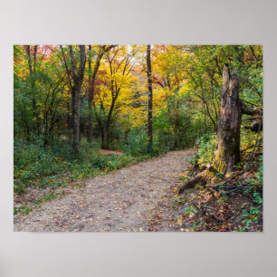 Affiche le long du sentier forestier sinueux des collines