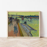 Affiche Le Pont de Trinquetaille | Vincent van Gogh<br><div class="desc">Le pont de Trinquetaille (1888) | Le pont de Trinquetaille (1888) de Vincent van Gogh dépeint une vue saisissante du pont de Trinquetaille à Arles, en France. Le tableau présente des touches audacieuses et expressives et des couleurs vives, mettant en valeur le style Post-impressionniste unique de Van Gogh. La composition...</div>