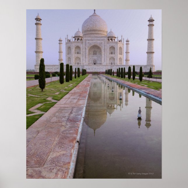 Affiche Le Taj Mahal se reflète parfaitement dans le (Devant)