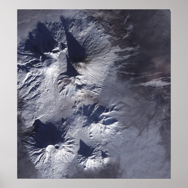 Affiche Le volcan Bezymianny expose un modeste panache (Devant)