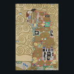 Affiche L'Embrace (Exécution) — Gustav Klimt | Stoclet<br><div class="desc">"The Embrace (Fulfillment)" de Gustav Klimt, tiré des dessins de travail Stoclet Frieze (1910-11), MAK - Museum of Applied Arts, Vienne (littéralement MAL 226-8). Amateurs d'exception enveloppés d'ornement de l'époque de l'or : géométrie Art Nouveau, motif tourbillonnant, haut et élégant panneau qui semble superbe au-dessus d'un canapé ou d'un lit....</div>