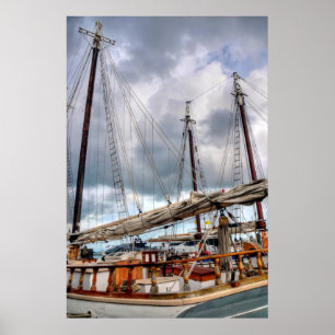 Affiche Les Bateaux À Voile Sont Amarrés Dans Le Port Key