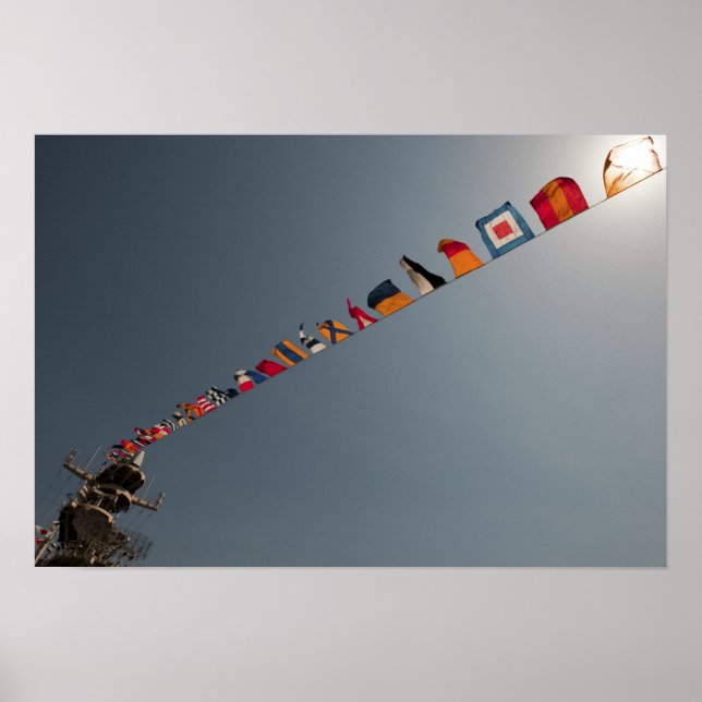 Affiche Les drapeaux survolent le pont de l'USS Iwo Jima (Devant)