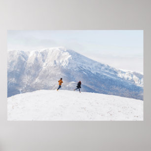 Affiche Les gens s'amusent et courent dans les montagnes