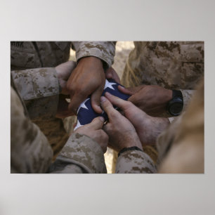 Affiche Les marines plient un drapeau américain