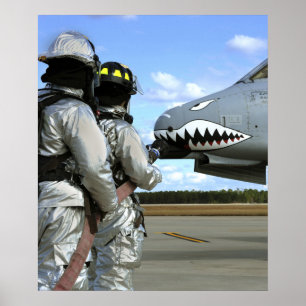 Affiche Les sapeurs-pompiers déploient un tuyau d'incendie