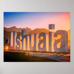 Affiche Lettres Ushuaia sur le paysage côtier