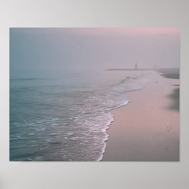 Affiche Lever de soleil calme sur la plage avec mur côtier (Devant)