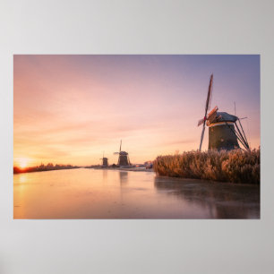 Affiche Lever de soleil sur une rivière gelée avec des mou