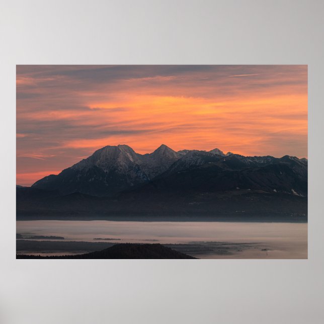 Affiche Lever du soleil derrière les montagnes majestueuse (Devant)