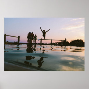 Affiche L'homme saute dans l'air moyen sur le plan d'eau