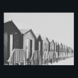 Affiche Ligne de Cabines sur la plage Photo<br><div class="desc">Une photo en noir et blanc d'une rangée de cabines sur la plage.</div>