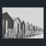 Affiche Ligne de Cabines sur la plage Photo<br><div class="desc">Une photo en noir et blanc d'une rangée de cabines sur la plage.</div>