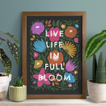 Affiche Live Life in Full Bloom Bold Floral Art Print<br><div class="desc">Cette belle impression d'art colorée présente un design floral dessiné à la main en magenta / rose fushia, orange, jaune doré, violet, bleu et vert sur un arrière - plan de couleur personnalisé (en noir). Le style art est presque craie/pastels. Le texte moderne et ludique dit, "Vivre en pleine floraison"...</div>