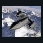 Affiche Lockheed SR-71B Blackbird<br><div class="desc">Lockheed SR-71B Blackbird (61-7956/NASA 831) était un avion de reconnaissance stratégique à longue portée qui a survolé les montagnes enneigées de la Sierra Nevada en 1994. Cet appareil avait une section radar réduite et était capable de fonctionner à haute altitude et à des vitesses allant jusqu'à 85 000 pieds et...</div>
