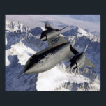 Affiche Lockheed SR-71B Blackbird<br><div class="desc">Lockheed SR-71B Blackbird (61-7956/NASA 831) était un avion de reconnaissance stratégique à longue portée qui a survolé les montagnes enneigées de la Sierra Nevada en 1994. Cet appareil avait une section radar réduite et était capable de fonctionner à haute altitude et à des vitesses allant jusqu'à 85 000 pieds et...</div>
