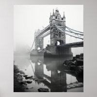 London Tower Bridge dans le brouillard