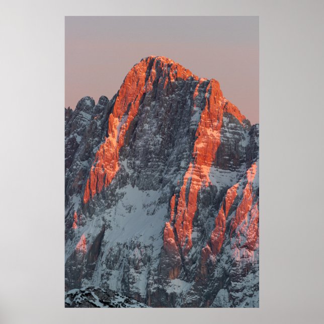 Affiche Lumière du soleil sur les montagnes enneigées (Devant)