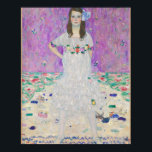 Affiche Mada Primavesi par Gustav Klimt Girl en violet<br><div class="desc">Portrait célèbre de Mada Primavesi par Gustav Klimt. Ce tableau présente une jeune fille brune dans une jolie robe blanche avec des fleurs devant un arrière - plan violet. De belles couleurs sur cette oeuvre vintage d'une femme.</div>