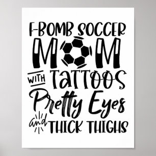 Affiche Maman de foot F Bomb avec des tatouages beaux yeux