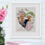 Affiche Maman Photo Gold Coeur en forme de cadre floral ro<br><div class="desc">Photo personnalisée que vous pouvez personnaliser pour n'importe qui et ajouter un dicton ou des mots préférés du coeur. Votre photo est placée dans un cadre en or géométrique en forme de coeur. Le cadre en pierres apparentes est décoré de bouquets d'aquarelle de fleurs roses. Il est écrit avec le...</div>
