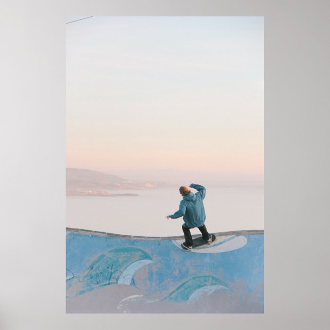 Affiche Man in blue skateboarding on wall in beach (Devant)