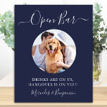 Affiche Mariage de chien de compagnie Open Bar Navy Blue C<br><div class="desc">Open Bar ! Calligraphie simple mais élégante, cette enseigne de bar mariage dispose d'Open bar dans l'élégante calligraphie et les boissons sont sur nous, suspendez-vous sur vous! . Customisez ce panneau de mariage élégant avec votre photo d'animal de compagnie préférée, photo de chien, photo de fiançailles ou de couple, et...</div>
