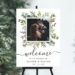 Affiche Mariage de Noël botanique Bienvenue Photo verte<br><div class="desc">Ce panneau photo mariage d'accueil présente une aquarelle peinte de verdure eucalyptus,  feuilles verts,  baies rouges,  branches de pin avec un cadre carré vert. Pour une personnalisation plus avancée de cette conception,  cliquez sur le lien "Customiser plus loin". Des articles correspondants sont également disponibles.</div>
