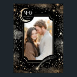 Affiche Mariage Photo Céleste Noir Étoiles modernes Lune<br><div class="desc">Un imprimé photo mariage sur le thème céleste, avec un design noir et or avec un croissant de lune, des étoiles filantes, des nuages de ciel nocturne et des constellations. Ce gardien personnalisé, avec vos initiales et votre photo préférée, est parfait pour être accroché dans votre chambre. Il fait aussi...</div>